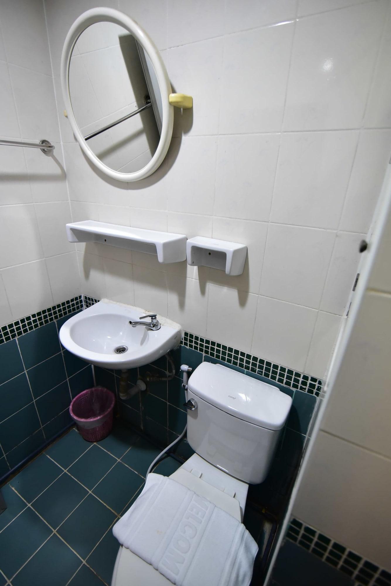 Thara House Hotel Банкок Екстериор снимка