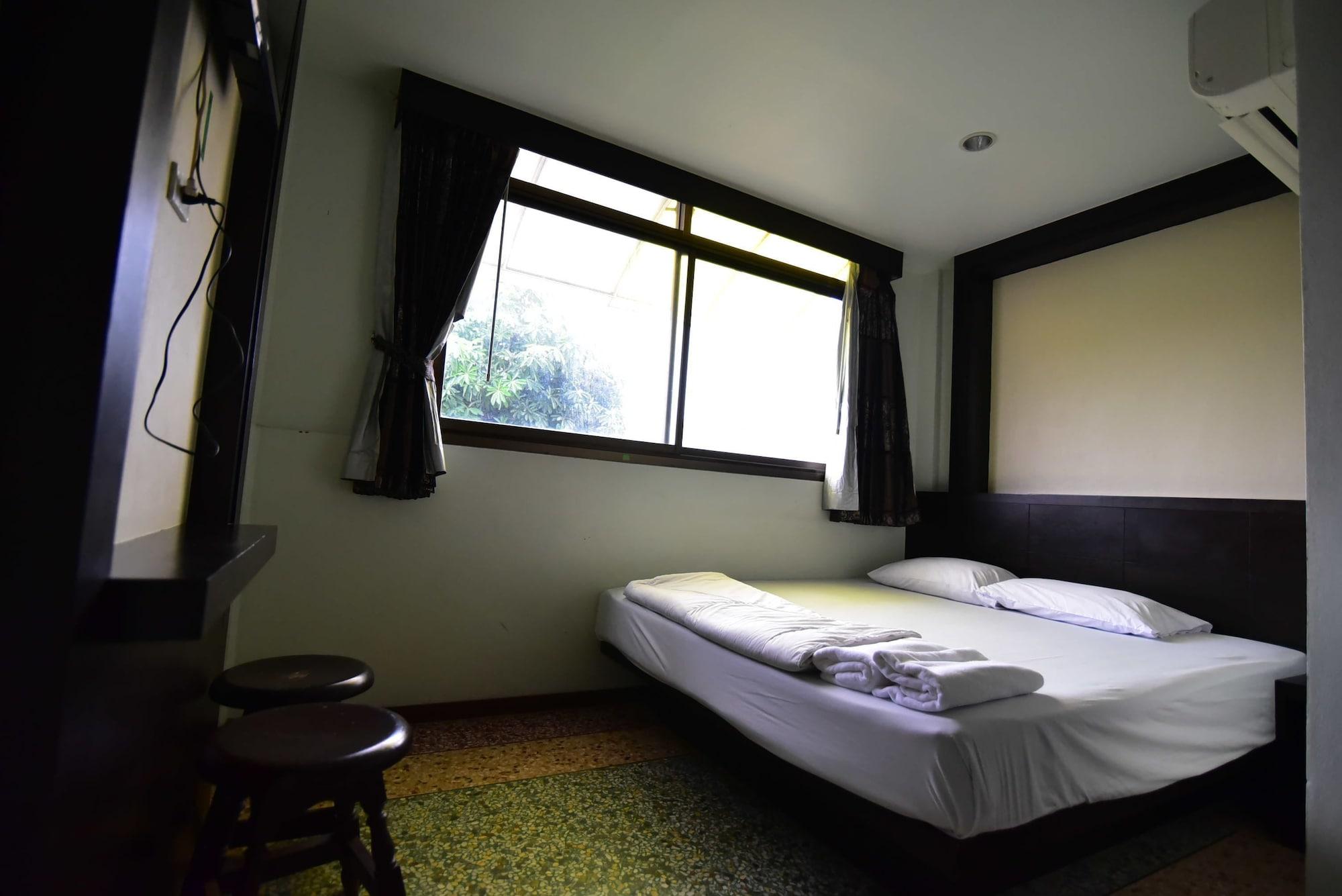Thara House Hotel Банкок Екстериор снимка