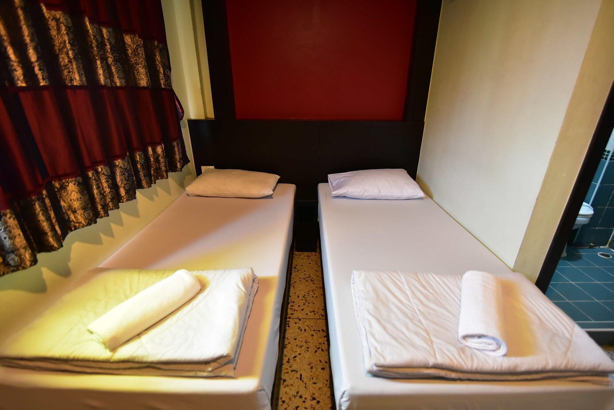 Thara House Hotel Банкок Екстериор снимка
