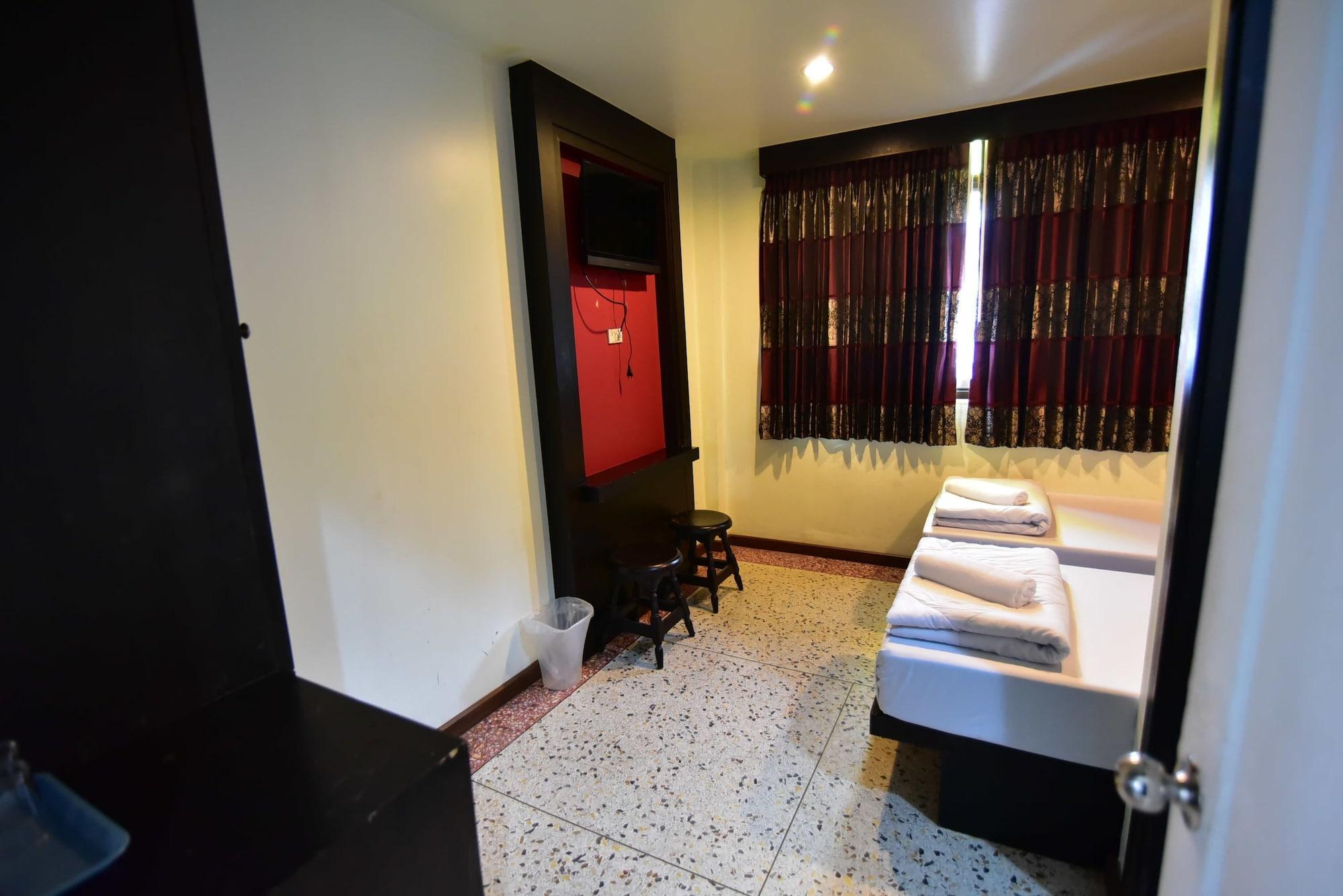 Thara House Hotel Банкок Екстериор снимка