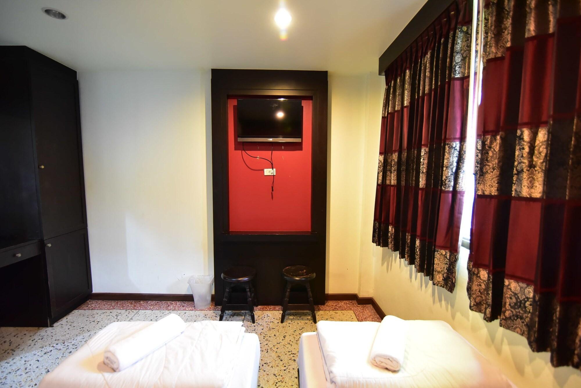 Thara House Hotel Банкок Екстериор снимка