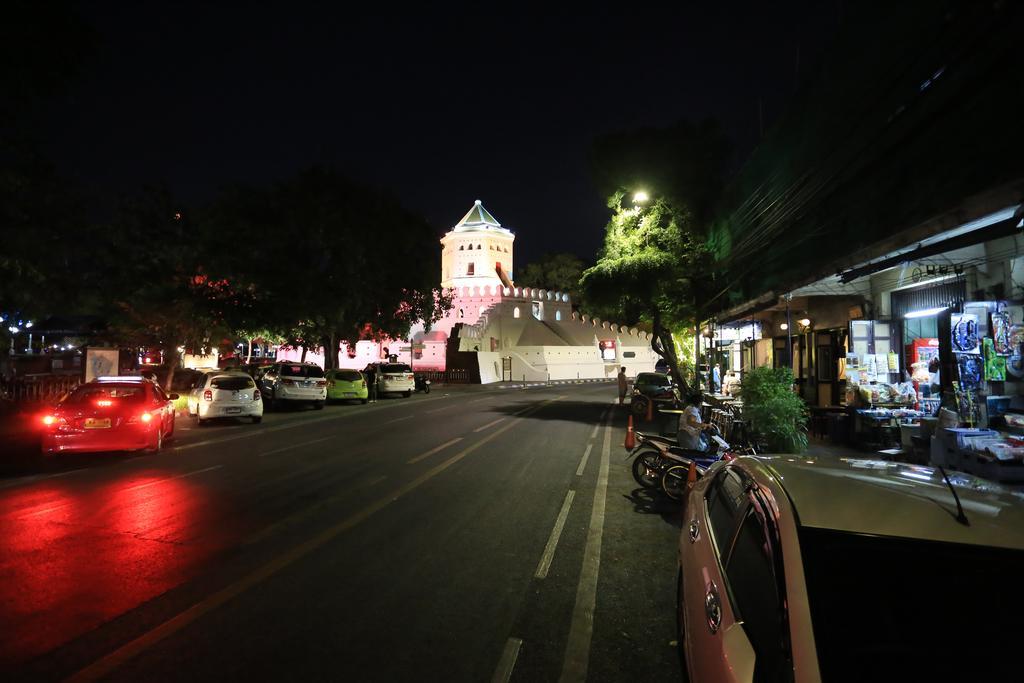 Thara House Hotel Банкок Екстериор снимка
