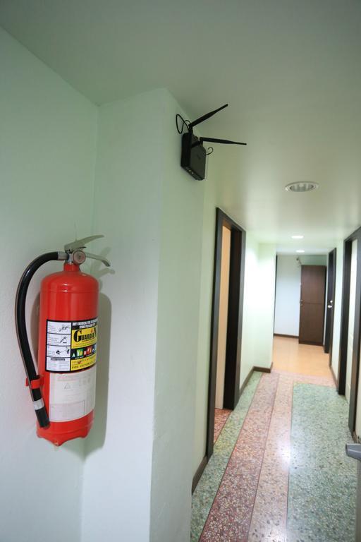 Thara House Hotel Банкок Екстериор снимка
