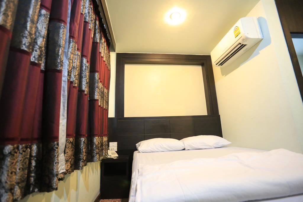 Thara House Hotel Банкок Стая снимка