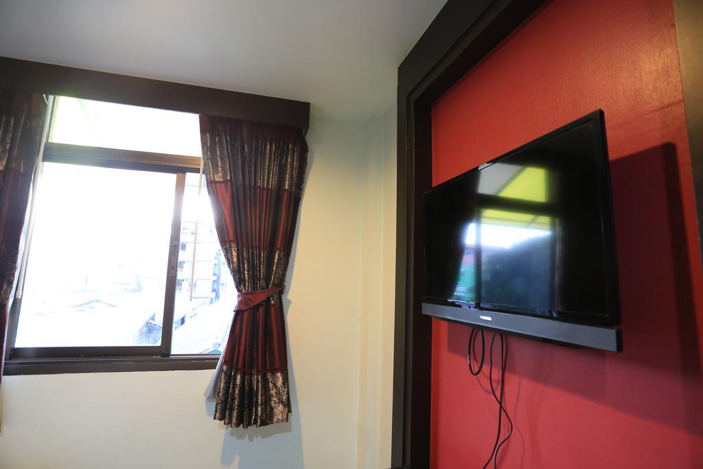 Thara House Hotel Банкок Стая снимка