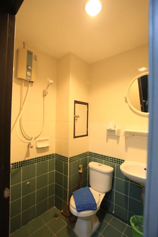Thara House Hotel Банкок Стая снимка