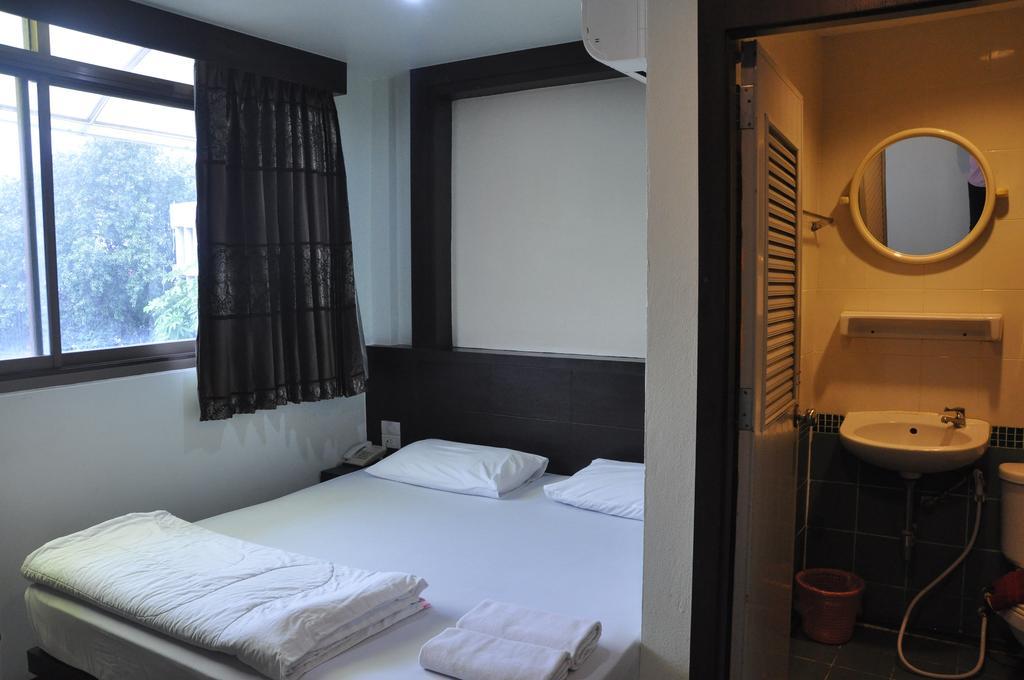 Thara House Hotel Банкок Екстериор снимка