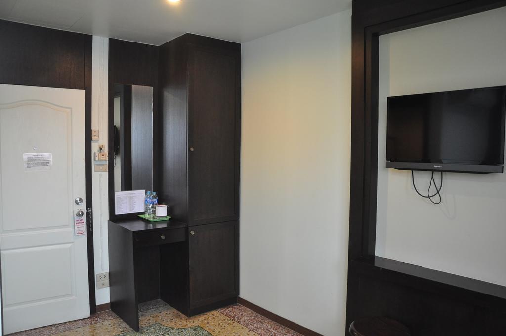 Thara House Hotel Банкок Стая снимка