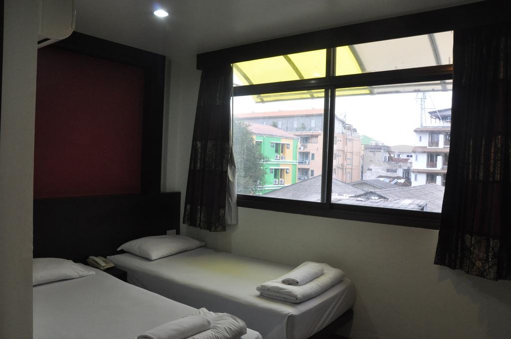 Thara House Hotel Банкок Стая снимка
