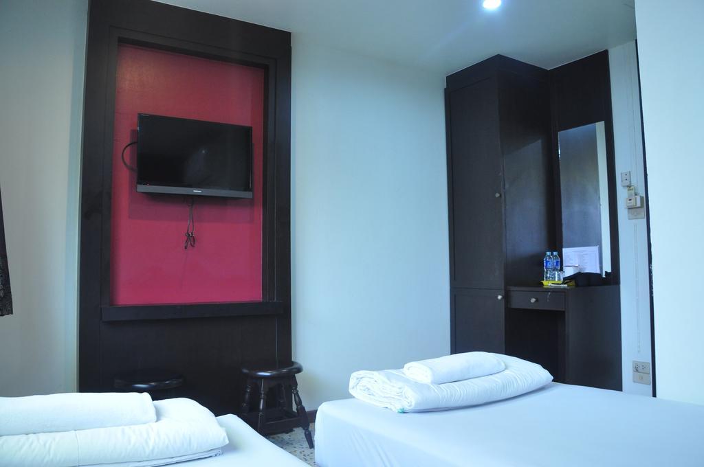 Thara House Hotel Банкок Стая снимка