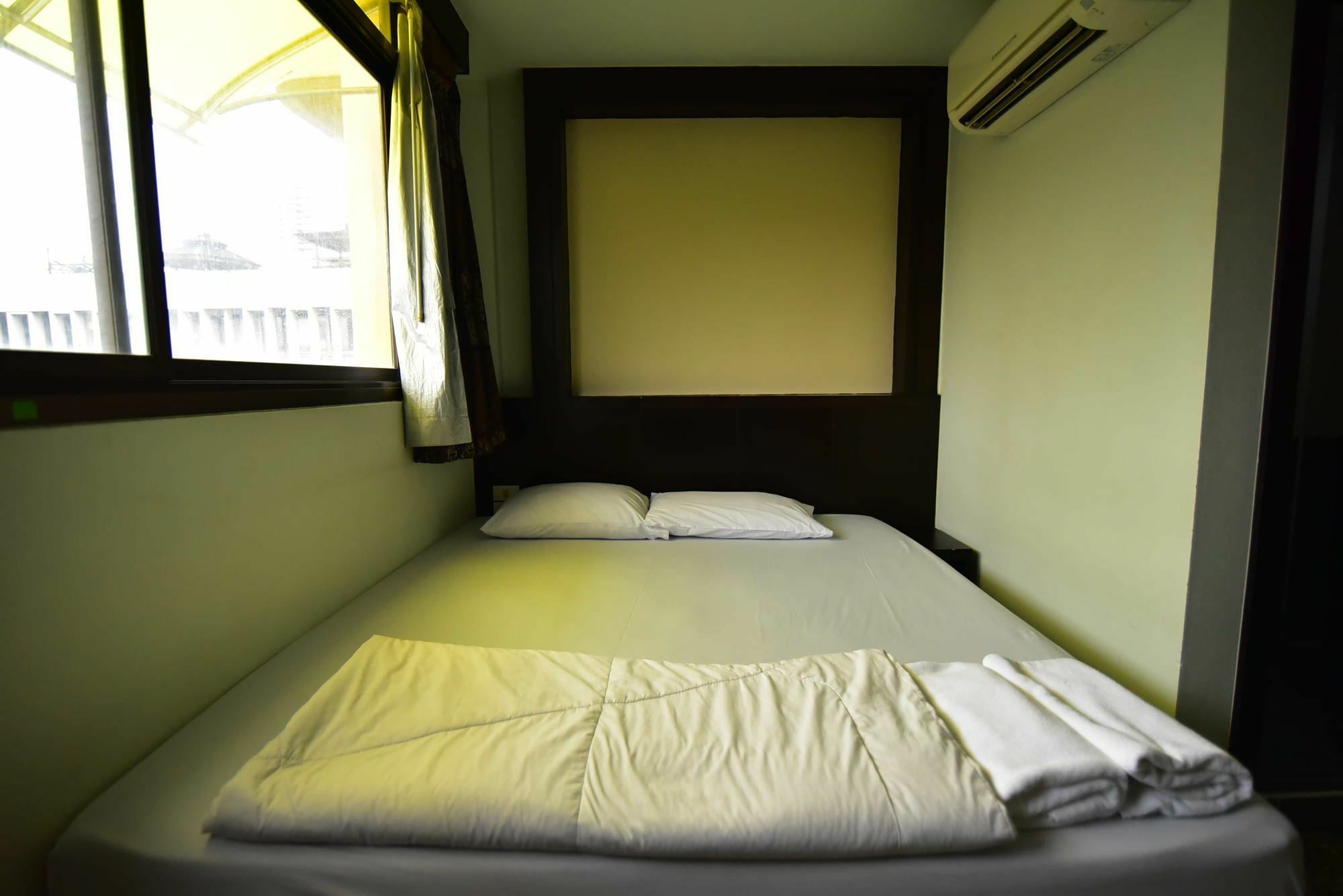 Thara House Hotel Банкок Екстериор снимка