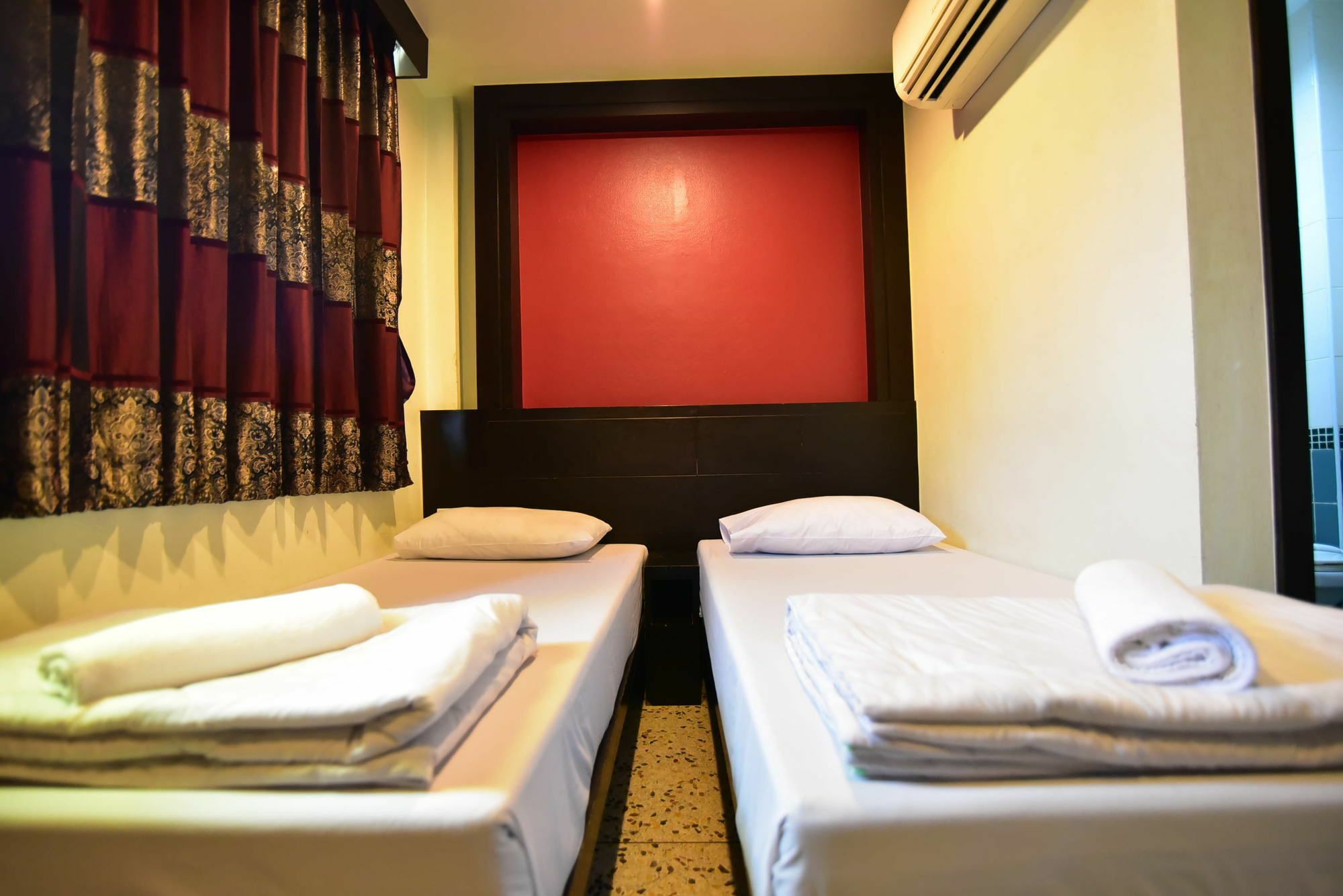 Thara House Hotel Банкок Екстериор снимка