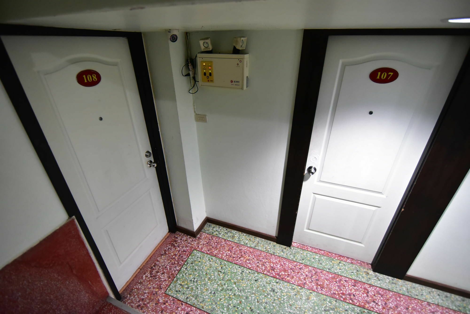 Thara House Hotel Банкок Екстериор снимка