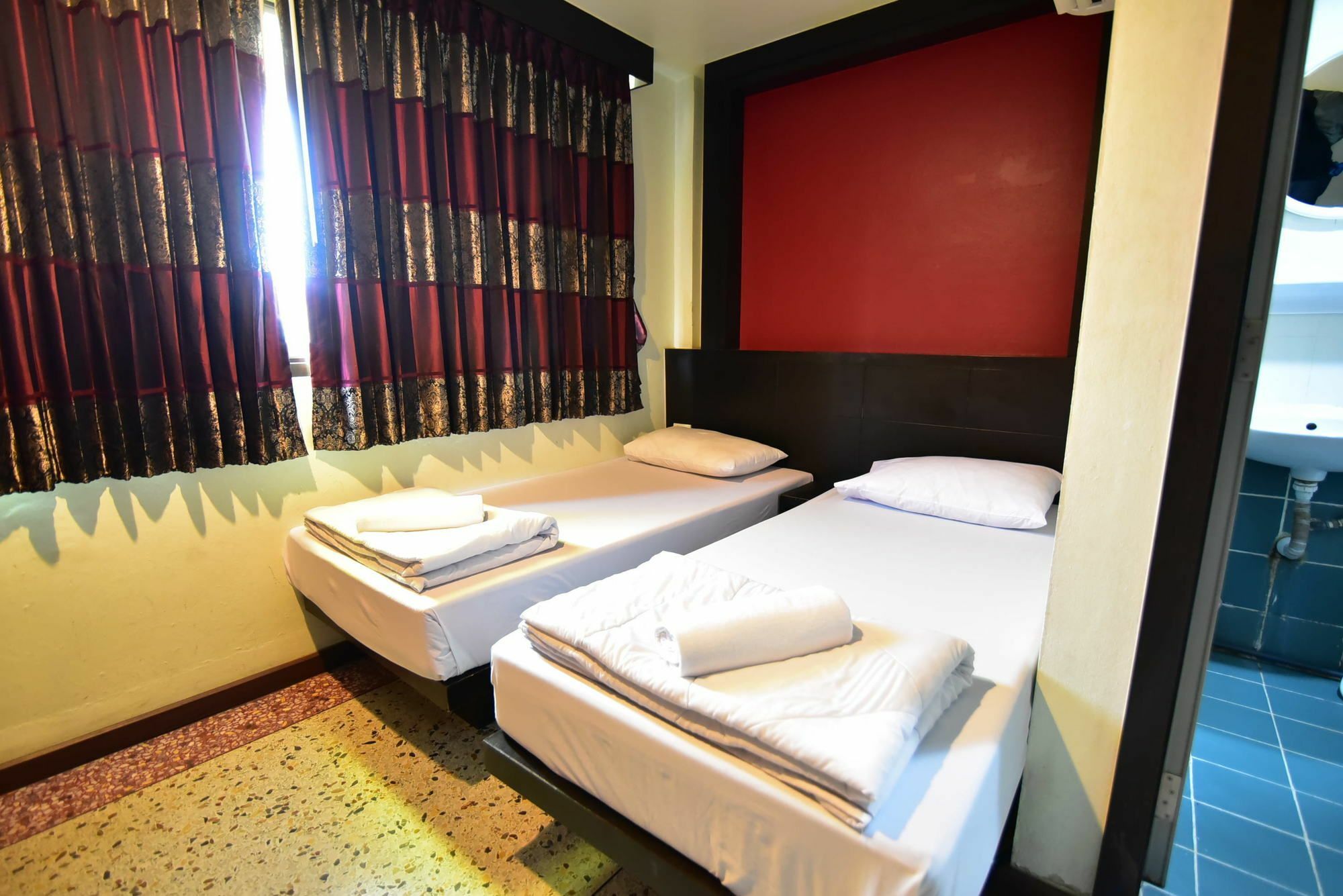 Thara House Hotel Банкок Екстериор снимка